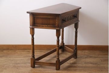 アンティーク家具　イギリス製　アンティーク調のデザインが魅力のコンソールテーブル(サイドテーブル)