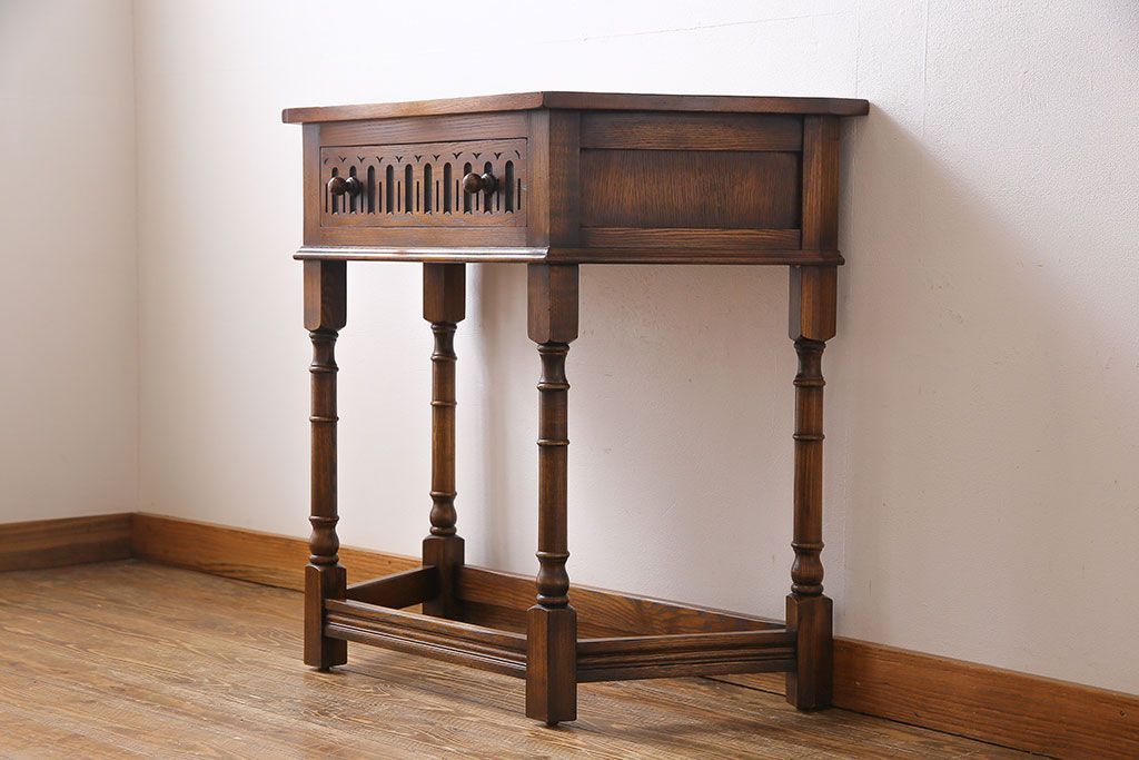 アンティーク家具　イギリス製　アンティーク調のデザインが魅力のコンソールテーブル(サイドテーブル)