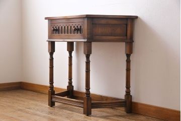 アンティーク家具　イギリス製　アンティーク調のデザインが魅力のコンソールテーブル(サイドテーブル)