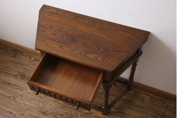 アンティーク家具　イギリス製　アンティーク調のデザインが魅力のコンソールテーブル(サイドテーブル)