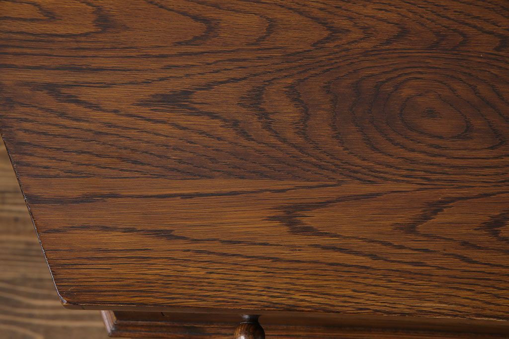 アンティーク家具　イギリス製　アンティーク調のデザインが魅力のコンソールテーブル(サイドテーブル)