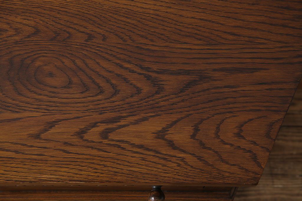 アンティーク家具　イギリス製　アンティーク調のデザインが魅力のコンソールテーブル(サイドテーブル)