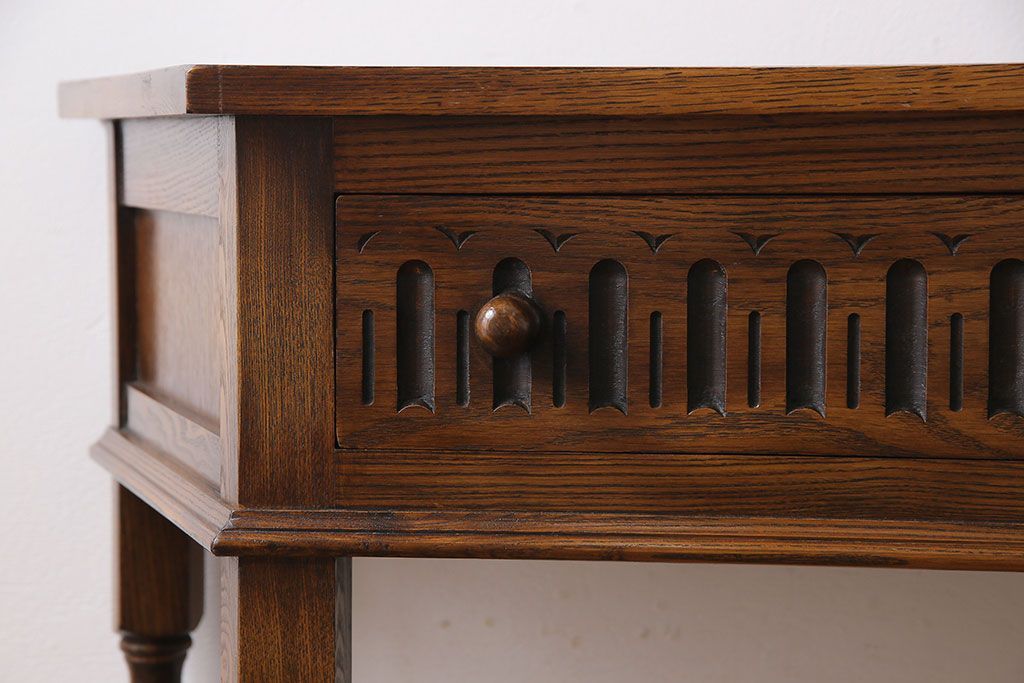 アンティーク家具　イギリス製　アンティーク調のデザインが魅力のコンソールテーブル(サイドテーブル)