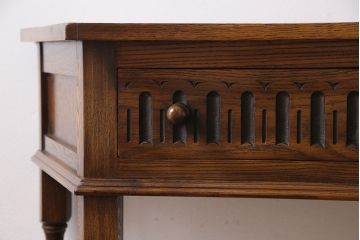 アンティーク家具　イギリス製　アンティーク調のデザインが魅力のコンソールテーブル(サイドテーブル)