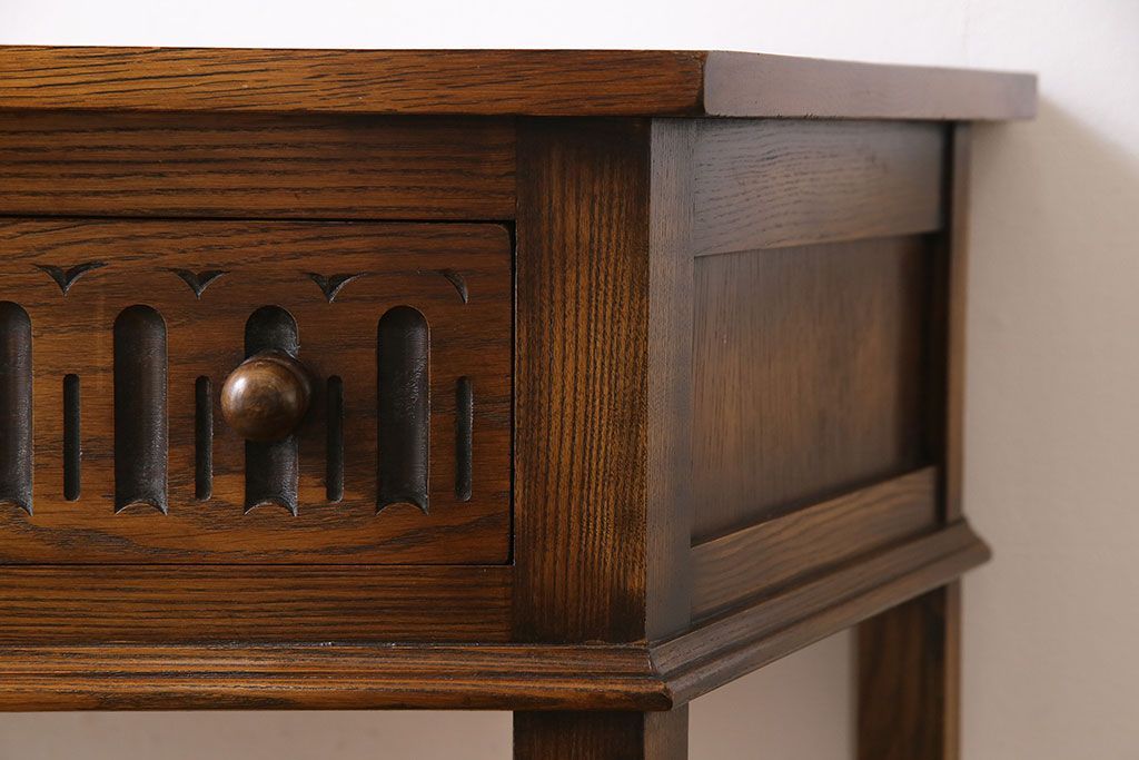 アンティーク家具　イギリス製　アンティーク調のデザインが魅力のコンソールテーブル(サイドテーブル)