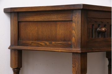 アンティーク家具　イギリス製　アンティーク調のデザインが魅力のコンソールテーブル(サイドテーブル)