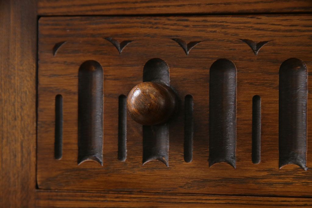 アンティーク家具　イギリス製　アンティーク調のデザインが魅力のコンソールテーブル(サイドテーブル)