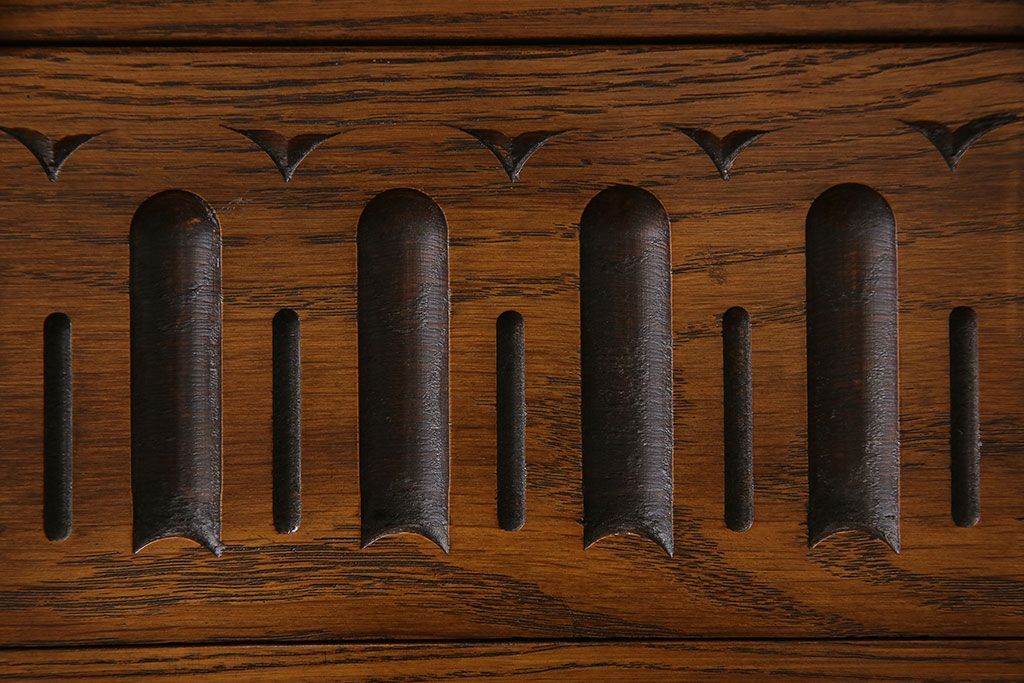 アンティーク家具　イギリス製　アンティーク調のデザインが魅力のコンソールテーブル(サイドテーブル)