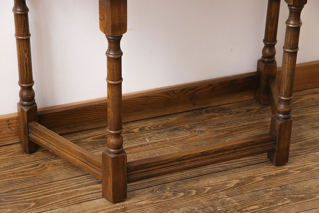 アンティーク家具　イギリス製　アンティーク調のデザインが魅力のコンソールテーブル(サイドテーブル)