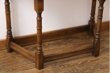 アンティーク家具　イギリス製　アンティーク調のデザインが魅力のコンソールテーブル(サイドテーブル)