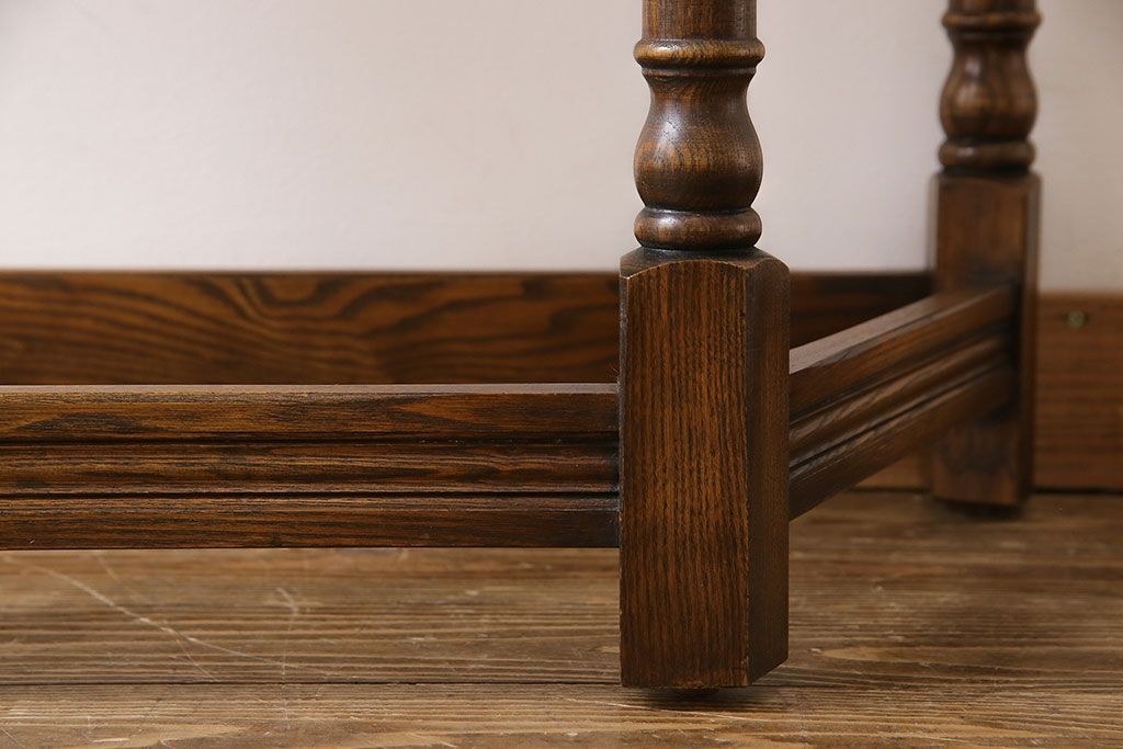 アンティーク家具　イギリス製　アンティーク調のデザインが魅力のコンソールテーブル(サイドテーブル)