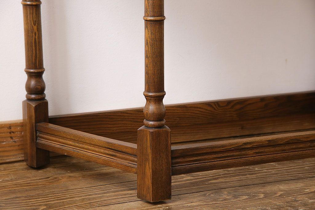 アンティーク家具　イギリス製　アンティーク調のデザインが魅力のコンソールテーブル(サイドテーブル)