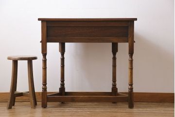 アンティーク家具　イギリス製　アンティーク調のデザインが魅力のコンソールテーブル(サイドテーブル)