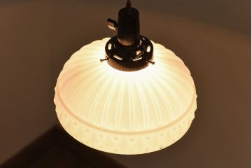 昭和レトロ　プレスガラスの模様が愛らしいペンダントライト(天井照明、吊り下げ照明)