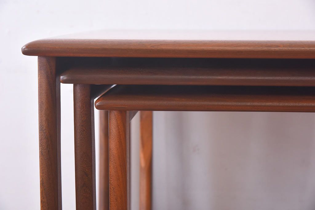 アンティーク雑貨　北欧ビンテージ　G-PLAN　モダンなシルエットのネストテーブル(カフェテーブル、サイドテーブル)