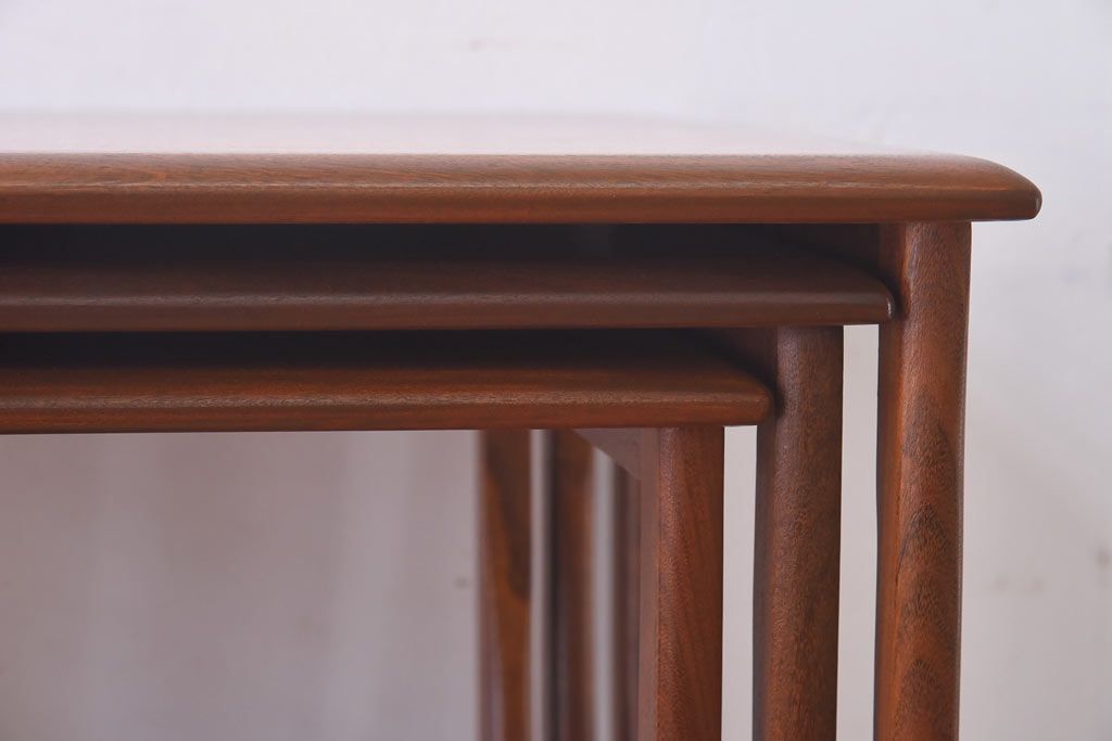 アンティーク雑貨　北欧ビンテージ　G-PLAN　モダンなシルエットのネストテーブル(カフェテーブル、サイドテーブル)