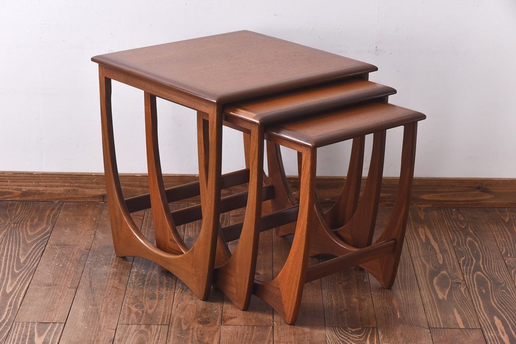 アンティーク雑貨　北欧ビンテージ　G-PLAN　モダンなシルエットのネストテーブル(カフェテーブル、サイドテーブル)