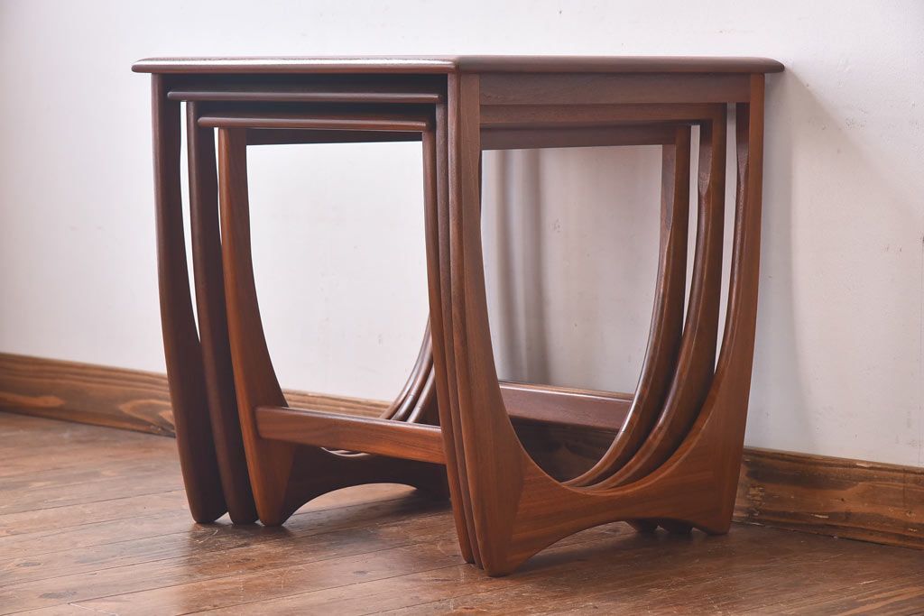 アンティーク雑貨　北欧ビンテージ　G-PLAN　モダンなシルエットのネストテーブル(カフェテーブル、サイドテーブル)