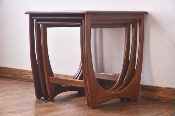 アンティーク雑貨　北欧ビンテージ　G-PLAN　モダンなシルエットのネストテーブル(カフェテーブル、サイドテーブル)