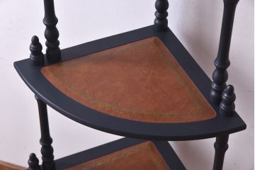 アンティーク雑貨　ペイント家具　シックな雰囲気漂うレザートップのコーナーラック(飾り台、花台)