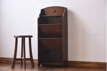 ビンテージ家具　イギリスヴィンテージ　オーク材 上品な装飾が施されたスリムタイプのマガジンラック