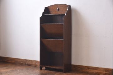 ビンテージ家具　イギリスヴィンテージ　オーク材 上品な装飾が施されたスリムタイプのマガジンラック