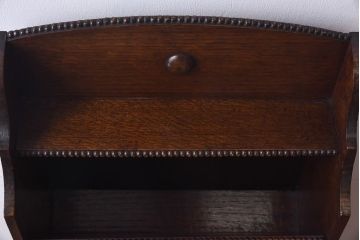 ビンテージ家具　イギリスヴィンテージ　オーク材 上品な装飾が施されたスリムタイプのマガジンラック