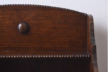 ビンテージ家具　イギリスヴィンテージ　オーク材 上品な装飾が施されたスリムタイプのマガジンラック