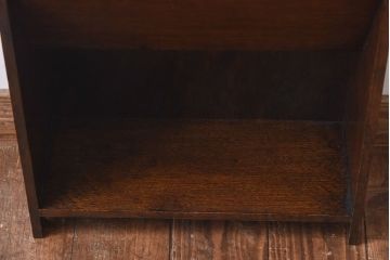 ビンテージ家具　イギリスヴィンテージ　オーク材 上品な装飾が施されたスリムタイプのマガジンラック