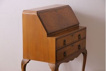 アンティーク家具　イギリスアンティーク　ウォールナット　バーズアイの杢目が高級感漂う猫脚ライティングビューロー(簿記机)