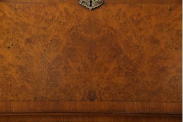 アンティーク家具　イギリスアンティーク　ウォールナット　バーズアイの杢目が高級感漂う猫脚ライティングビューロー(簿記机)