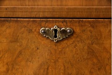 アンティーク家具　イギリスアンティーク　ウォールナット　バーズアイの杢目が高級感漂う猫脚ライティングビューロー(簿記机)