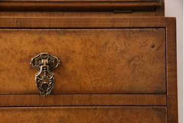 アンティーク家具　イギリスアンティーク　ウォールナット　バーズアイの杢目が高級感漂う猫脚ライティングビューロー(簿記机)