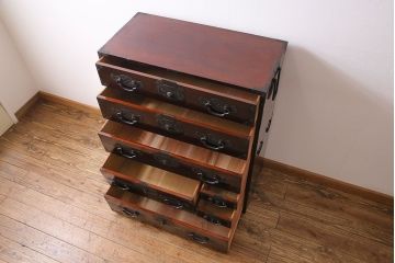 アンティーク家具　和製アンティーク　杉材　巾着金具と漆塗りが魅力の松本箪笥(和タンス、衣装箪笥、整理箪笥)