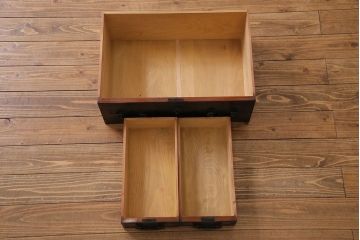 アンティーク家具　和製アンティーク　杉材　巾着金具と漆塗りが魅力の松本箪笥(和タンス、衣装箪笥、整理箪笥)