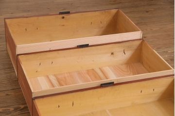 アンティーク家具　和製アンティーク　杉材　巾着金具と漆塗りが魅力の松本箪笥(和タンス、衣装箪笥、整理箪笥)