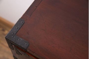 アンティーク家具　和製アンティーク　杉材　巾着金具と漆塗りが魅力の松本箪笥(和タンス、衣装箪笥、整理箪笥)