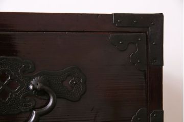 アンティーク家具　和製アンティーク　杉材　巾着金具と漆塗りが魅力の松本箪笥(和タンス、衣装箪笥、整理箪笥)