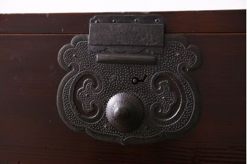 アンティーク家具　和製アンティーク　杉材　巾着金具と漆塗りが魅力の松本箪笥(和タンス、衣装箪笥、整理箪笥)