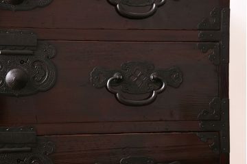 アンティーク家具　和製アンティーク　杉材　巾着金具と漆塗りが魅力の松本箪笥(和タンス、衣装箪笥、整理箪笥)