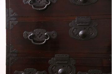 アンティーク家具　和製アンティーク　杉材　巾着金具と漆塗りが魅力の松本箪笥(和タンス、衣装箪笥、整理箪笥)