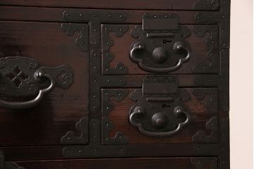 アンティーク家具　和製アンティーク　杉材　巾着金具と漆塗りが魅力の松本箪笥(和タンス、衣装箪笥、整理箪笥)