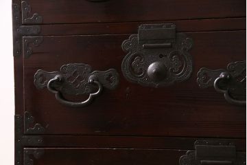 アンティーク家具　和製アンティーク　杉材　巾着金具と漆塗りが魅力の松本箪笥(和タンス、衣装箪笥、整理箪笥)
