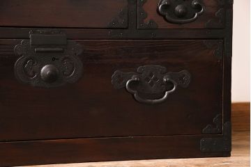 アンティーク家具　和製アンティーク　杉材　巾着金具と漆塗りが魅力の松本箪笥(和タンス、衣装箪笥、整理箪笥)