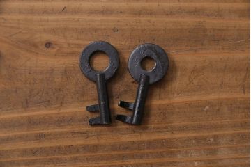 アンティーク家具　和製アンティーク　杉材　巾着金具と漆塗りが魅力の松本箪笥(和タンス、衣装箪笥、整理箪笥)