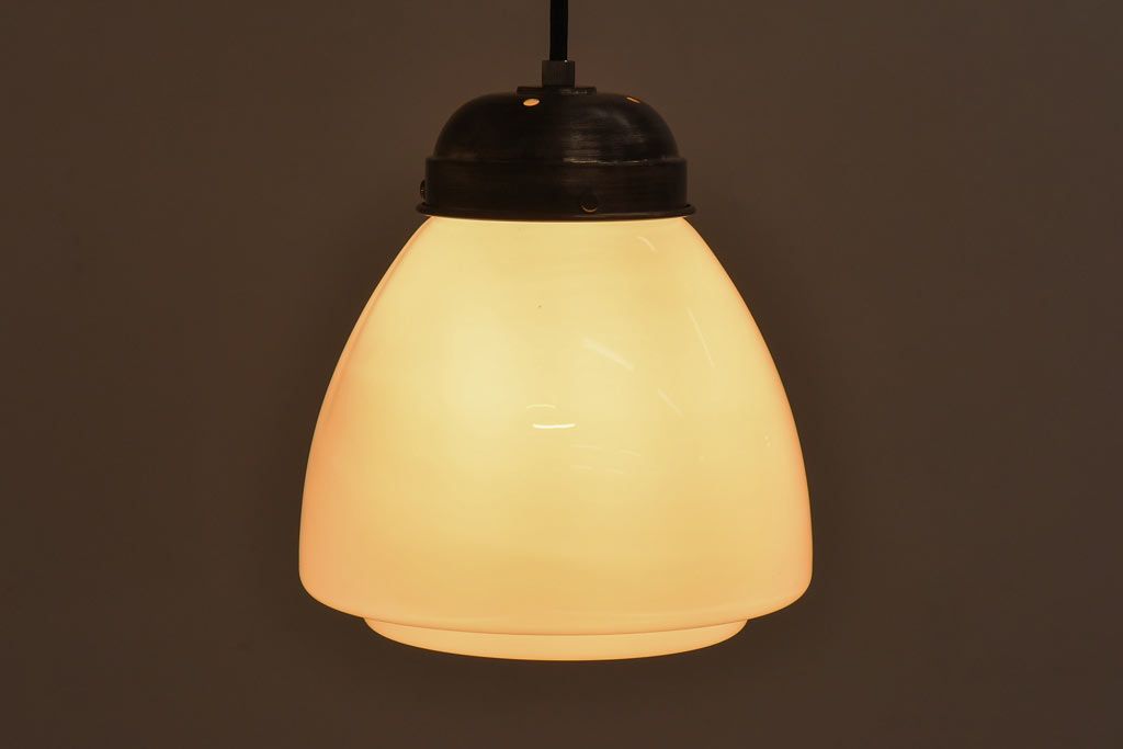 昭和レトロ　ぽってりしたシルエットが愛らしいペンダントライト(天井照明、吊り照明)
