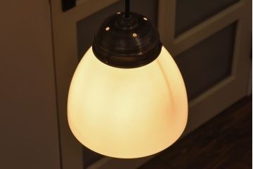 昭和レトロ　ぽってりしたシルエットが愛らしいペンダントライト(天井照明、吊り照明)