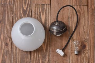 昭和レトロ　ぽってりしたシルエットが愛らしいペンダントライト(天井照明、吊り照明)