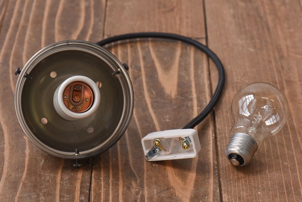 昭和レトロ　ぽってりしたシルエットが愛らしいペンダントライト(天井照明、吊り照明)