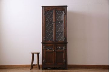 中古　イギリス　old charm(オールドチャーム) ステンドグラスがおしゃれなコーナーキャビネット(飾り棚)
